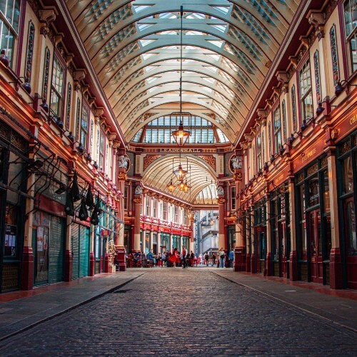 Leadenhall Market – A historic covered market with stunning Victorian architecture, showcasing a variety of shops, restaurants, and cafes.
